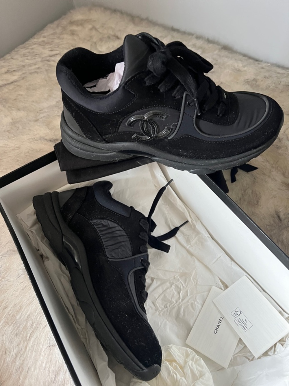 CHANEL Black unisex  Low-Top CC Emblem Sneakers - Picture 2 of 9